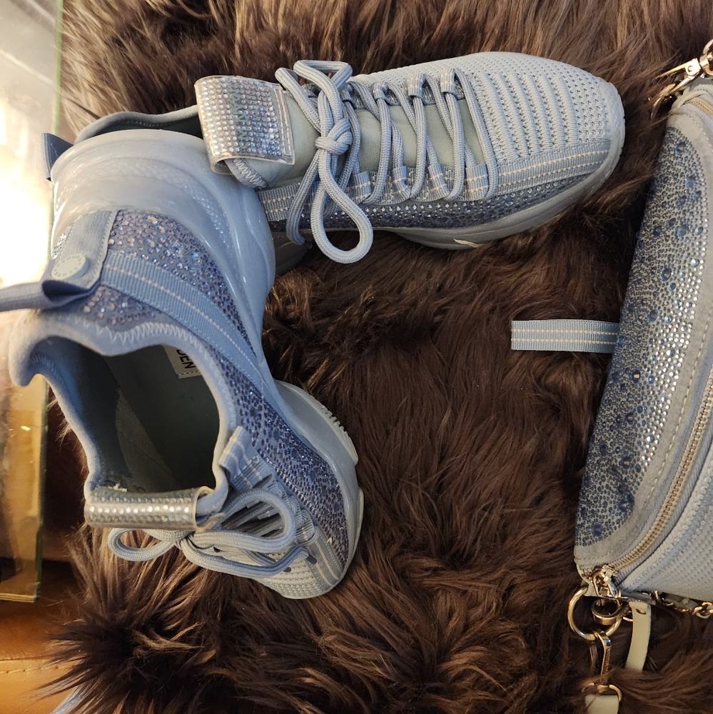 Sneakers n  fanny bag
